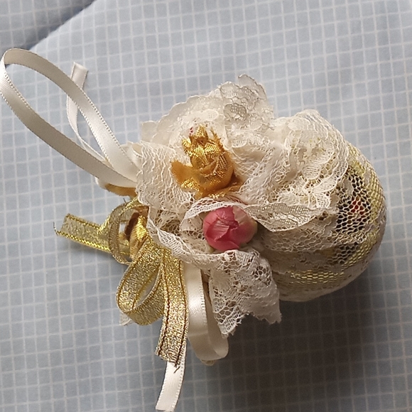 Victorian Christmas/Valentines Ornament - Picture 2 of 4